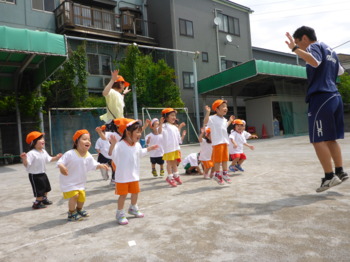 年少クラス：初めてトレーニングウェアに着替えて体操｜あすなろ幼稚園